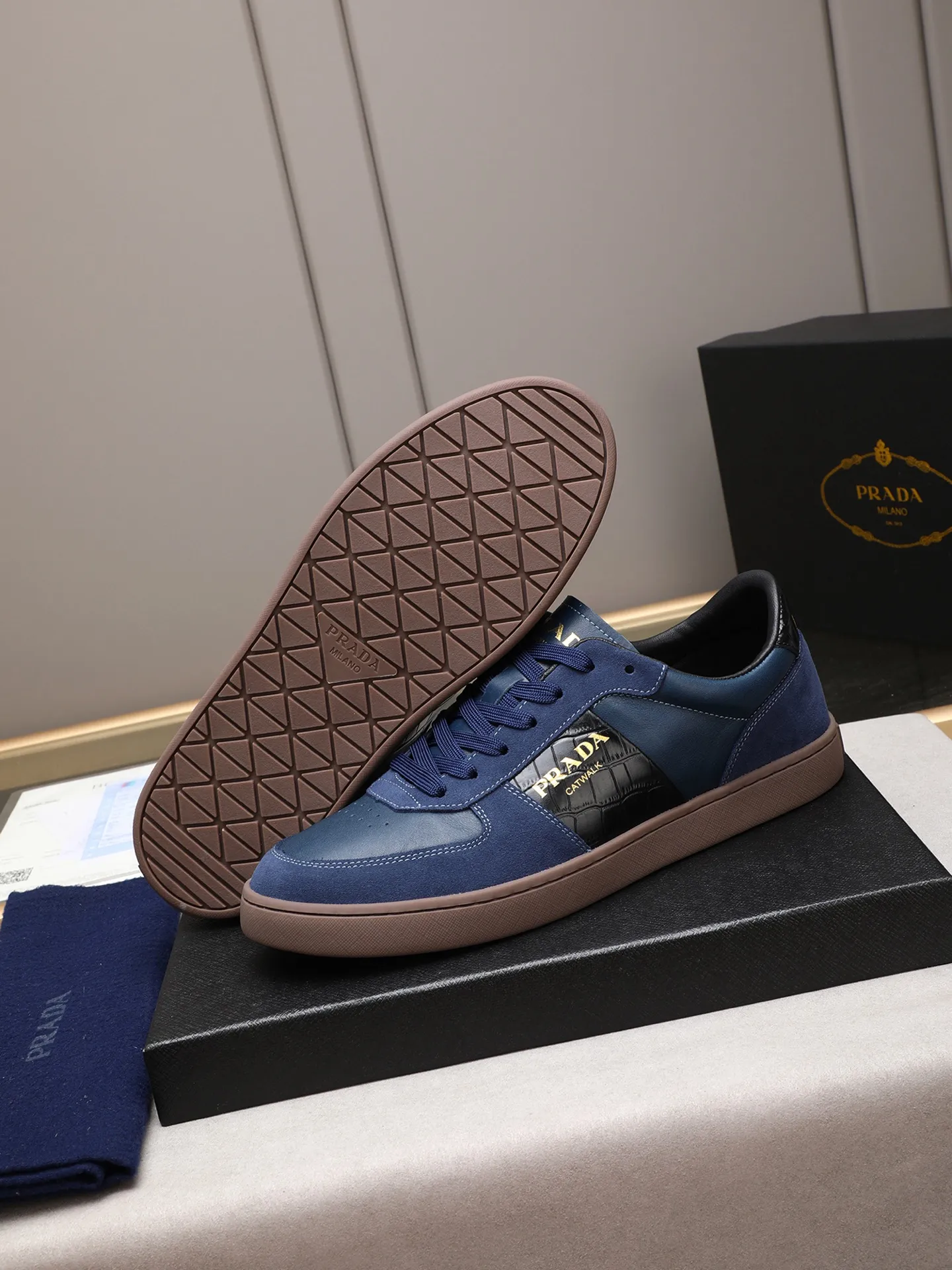 Men's shoes💰420💰 Brand: PRADA (Prada) Standard code: Men's code 38–44 (45 can be customized) Material: Original cowhide, breathable sheep lining Special outsole Style category: Men's fashionable casual sneakers Low-key luxury! Color: actual picture color
